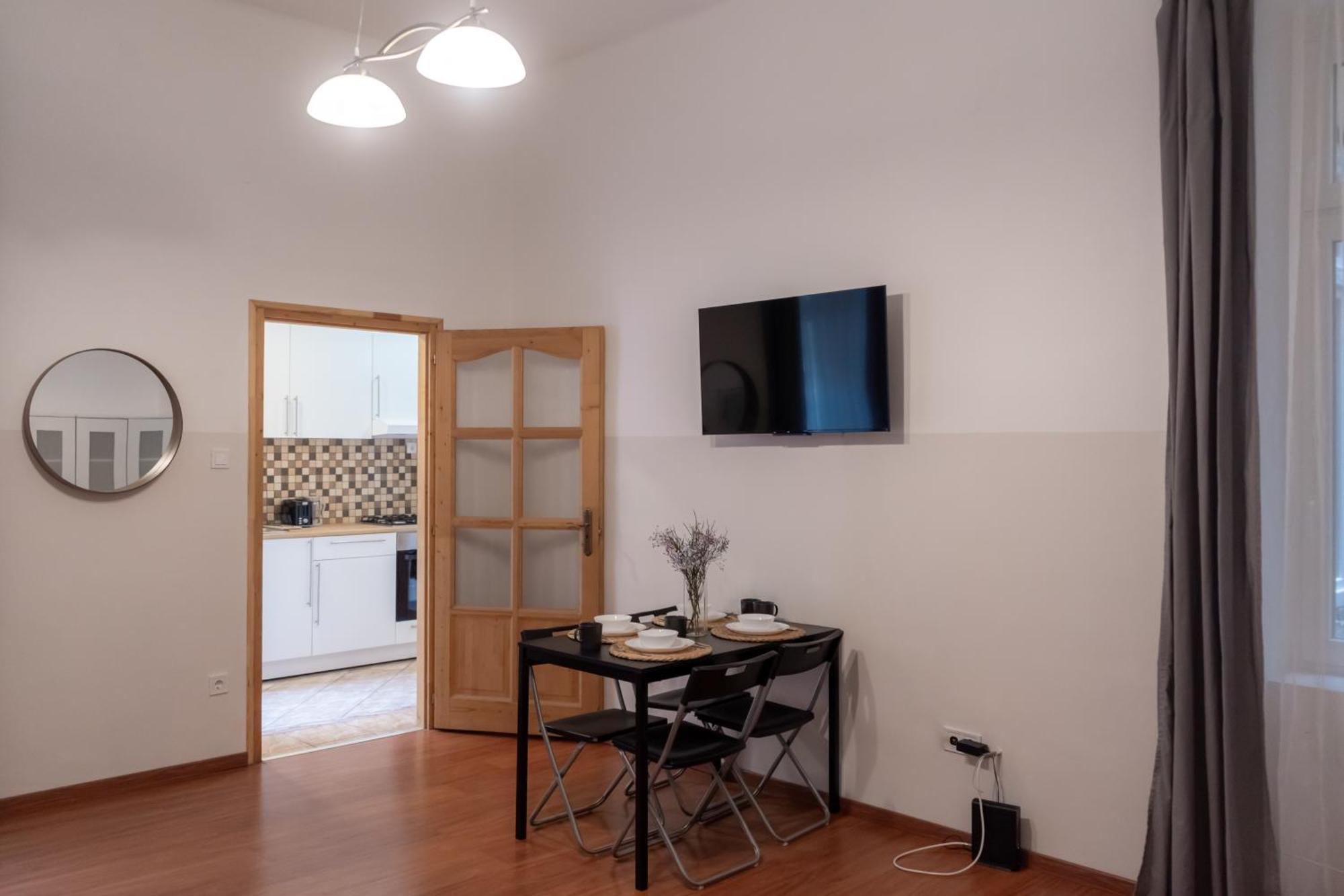 Cozy Apartment In Akacfa Street Budapest Exterior foto